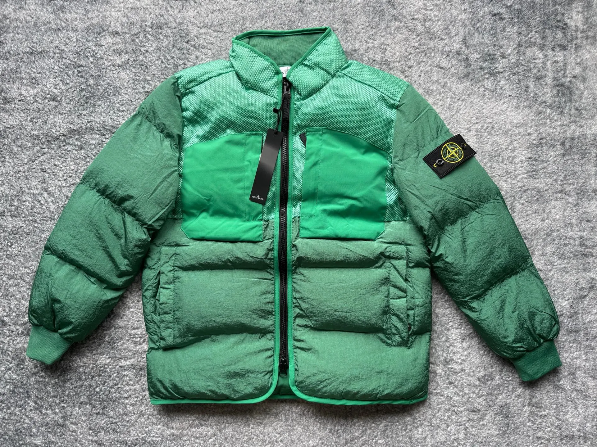 P300 Stone Island Panama splicing deconstructed down cotton jacket. The new and most distinctive down jacket, as its name implies, has a nautical style and a military color. It is characterized by unique research on fibers and fabrics, full of functionality and deconstruction. The new autumn and winter technical fabric splicing down jacket adopts the symbol of Stone Island aesthetics. Fabrics and fashionable splicing elements are perfectly combined to meet the functions and needs of users in different occasions. The full zipper opens, and the neutral collar shape is gentlemanly. The hem has a quite aristocratic temperament. The clothing uses a large area of iridescent three-leaf nylon, which not only has a metallic visual presentation, but also achieves a matte texture and lightweight effect. The ultra-fine fiber structure has excellent insulating properties and is more thermally efficient than other man-made fabrics. The chest protector is surrounded by military-style rough nylon. Its anti-wear and anti-erosion properties can well carry weight outdoors and extend the life of the clothing. The comfortable woven fabric on the chest The cloth forms two pockets, which will not make the skin feel rough in daily use. Vertical zipper pockets on both sides are standard; details such as multi-layer labels and inner pockets will not be described in detail. You can discover it yourself. Stone Island's new work, which covers technology, deconstruction, beauty, practicality and other diversifications, will conquer the trendy winter sailing journey. Super thick filling Color: black, military green, laser green, yellow, silver, haze blue Whole piece [Size] M-2XL Length Chest Shoulder Width M 68 120 65 L 70 124 66 XL 72 128 68 XXL 74 132 70